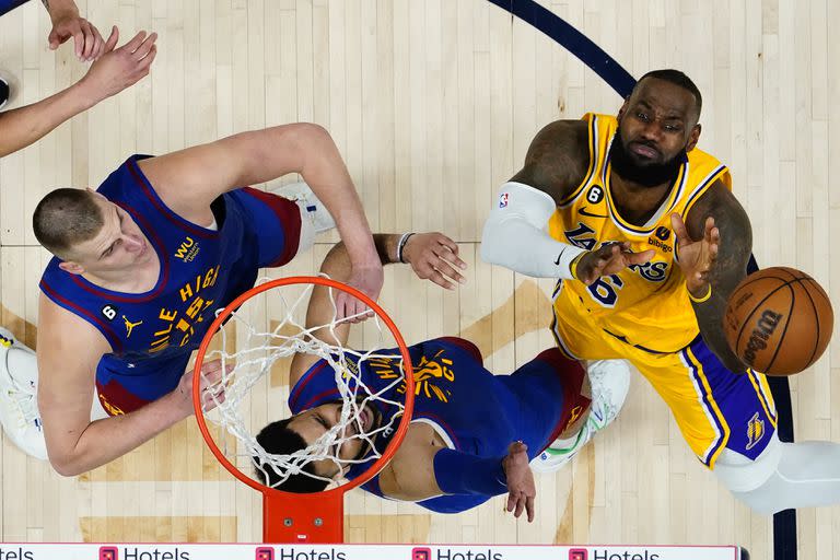 Nikola Jokic y LeBron James son las figuras centrales de Denver Nuggets y Los Angeles Lakers en la Conferencia Oeste de la NBA.