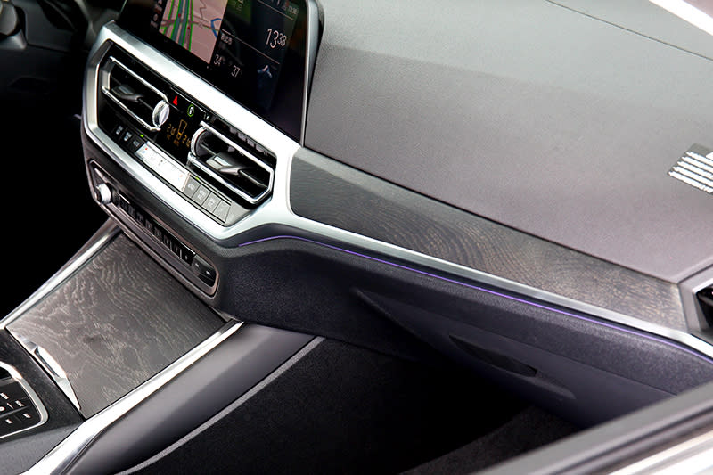 318i Luxury控台與排檔座配置質感頗佳的橡木紋飾板。