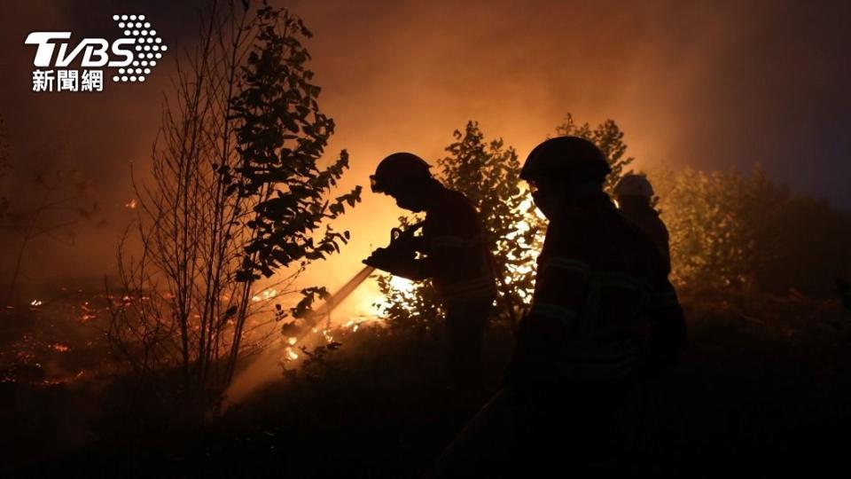 森林野火因為氣候變遷變得更嚴重，今年森林野火燒掉的全球林木面積是20年前的兩倍。(圖 / AP)