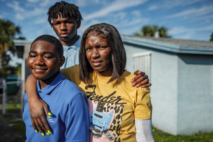 Shawania Wyatt sits with her sons Kamari, 12, (left) and Kevin Eutsey, 17, in Riviera Beach in October. Wyatt died of stomach cancer Jan. 5.