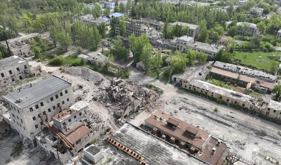 En esta imagen tomada por un dron y proporcionada por la policía de patrulla de Ucrania se ven destrozos en Chasiv Yar, una ciudad oriental ucraniana que está atacando Rusia, el lunes 29 de abril de 2024. La enorme destrucción en Chasiv Yar recuerda a las ciudades de Bájmut y Avdiivka, que Ucrania rindió tras meses de bombardeos y enormes pérdidas en ambos bandos. (Policía de patrullas de Ucrania via AP)