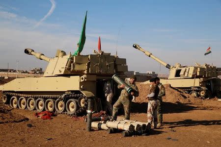 Iraqi army gathers during clashes with Islamic State militants, north of Mosul, Iraq, December 29, 2016. REUTERS/Ammar Awad/Files