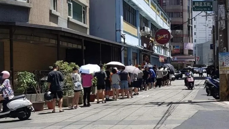 「茶の魔手」中壢福州店日前開幕，優惠活動吸引顧客上門。（圖／翻攝自桃園都）