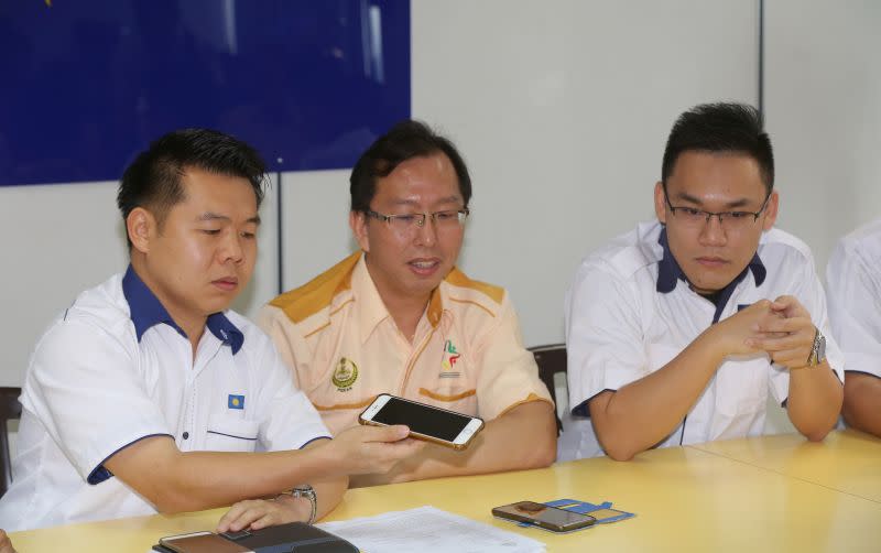 In a statement to the media, Perak MCA Bureau chief Low Guo Nan (left) said the appointment of a new Mayor should be prioritised now and not letting council secretary to carry out the duties of a Mayor. ― File picture by Marcus Pheong