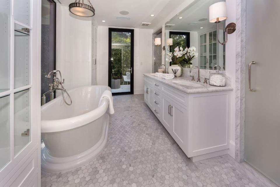 <p>The master bath from another angle, with the bedroom behind the camera. (Photo: <a href="http://bit.ly/1UCMKf2" rel="nofollow noopener" target="_blank" data-ylk="slk:Sotheby’s International Realty via Catherine Marcus;elm:context_link;itc:0;sec:content-canvas" class="link ">Sotheby’s International Realty via Catherine Marcus</a>, shot by Mark Lee)</p>