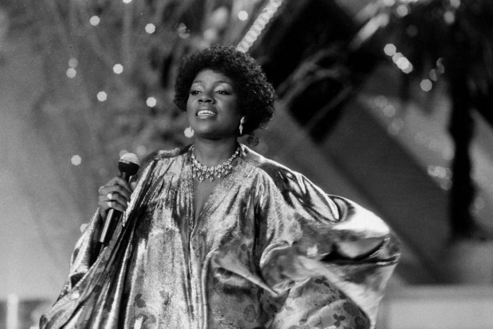 Gloria Gaynor en una actuación. Imagen en blanco y negro. 