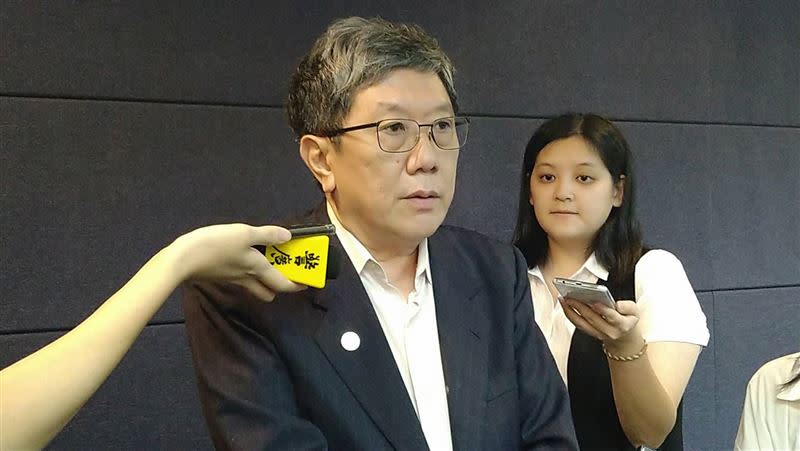 台灣疫苗推動協會榮譽理事長李秉穎表示，打流感疫苗也能減少冠狀動脈硬化、缺血性中風風險（圖／記者黃仲丘攝影）