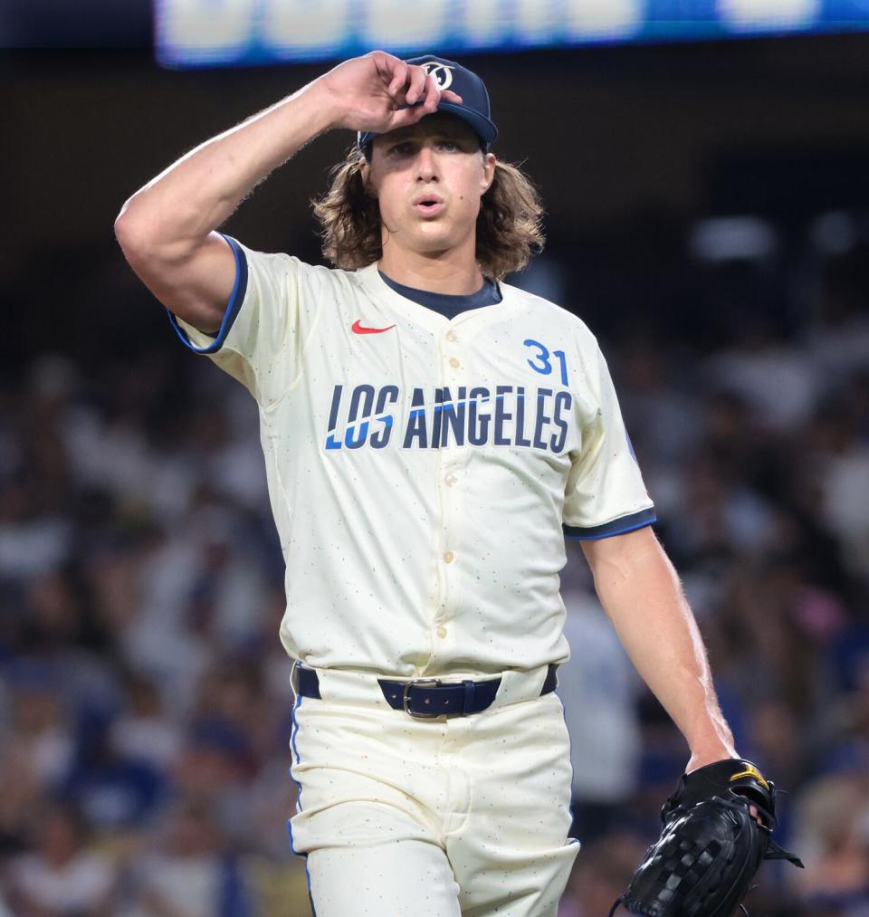 El lanzador de los Dodgers, Tyler Glasnow, reacciona durante una victoria sobre los Angelinos en junio.