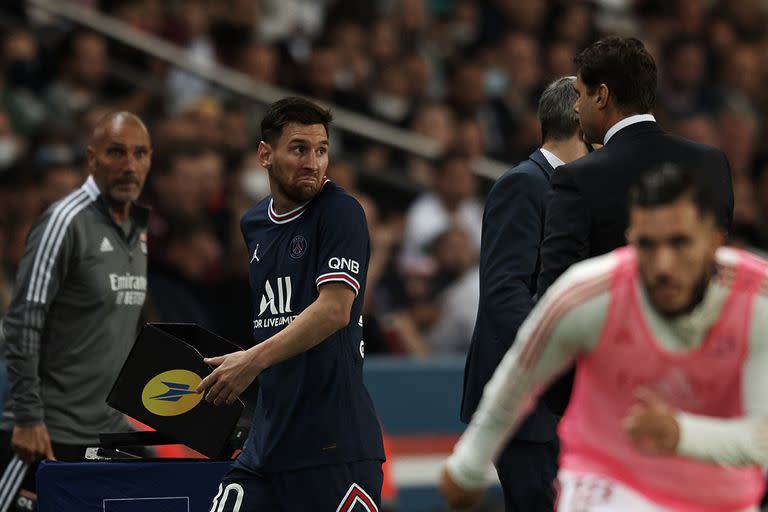 Cambio de Lionel Messi del PSG durante el partido de la Ligue 1 Uber Eats entre Paris Saint Germain y Lyon en el Parc des Princes el 19 de septiembre de 2021 en París, Francia