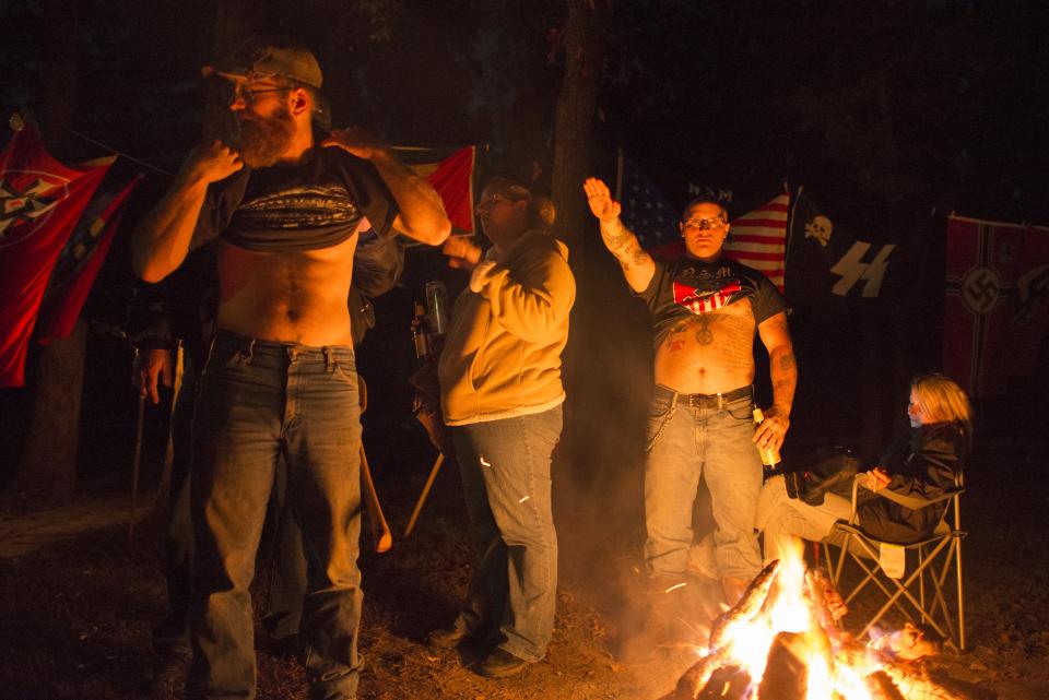 Algunos klansmen del capítulo Adirondack Fraternity White Knights muestran sus tatuajes y hacen saludos fascistas. <br><br>Crédito: REUTERS/Johnny Milano