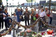 <p>People pay tribute to late Britain’s Princess Diana above the Pont de l’Alma tunnel in Paris, Aug. 31, 2017. (Photo: Thibault Camus/AP) </p>