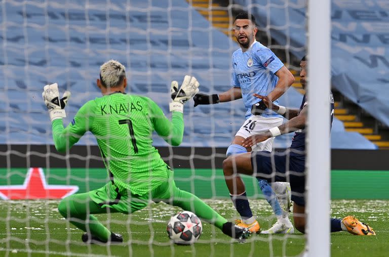 Riyad Mahrez y un gol ante PSG; sin embargo, lo mejor de su repertorio no son los tantos..., sino el control del balón