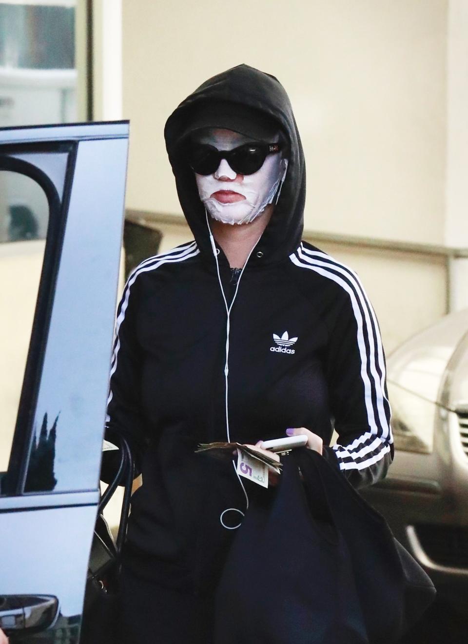 Katy Perry just added to the argument that sheet-masking in public (with her mom) is totally fine — and logistically possible.