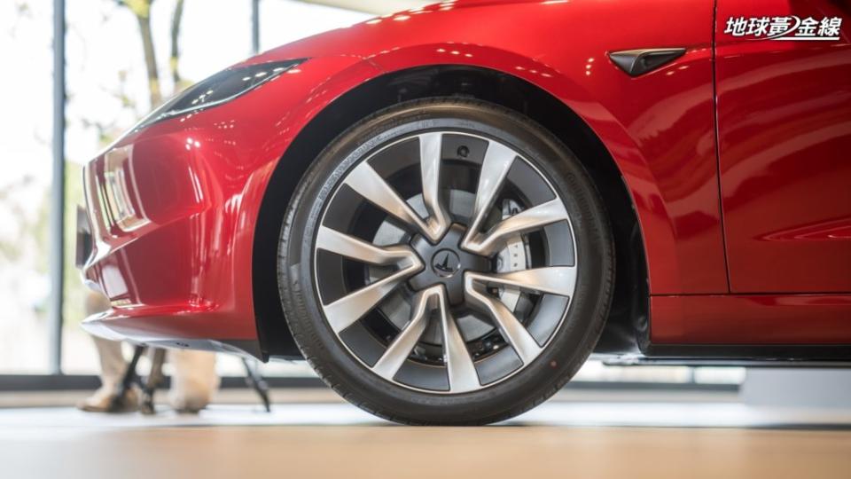 Model 3煥新版的性能相較改款前有微幅提升，圖為Long Range才能選配的19吋Nova輪圈。(攝影/ 劉家岳)