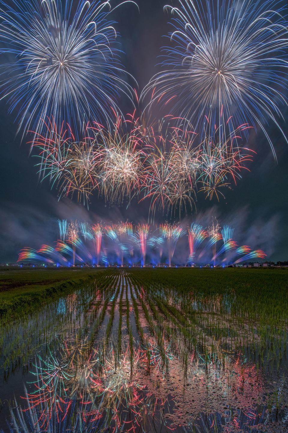 Photographer travels across Japan snapping incredible firework displays