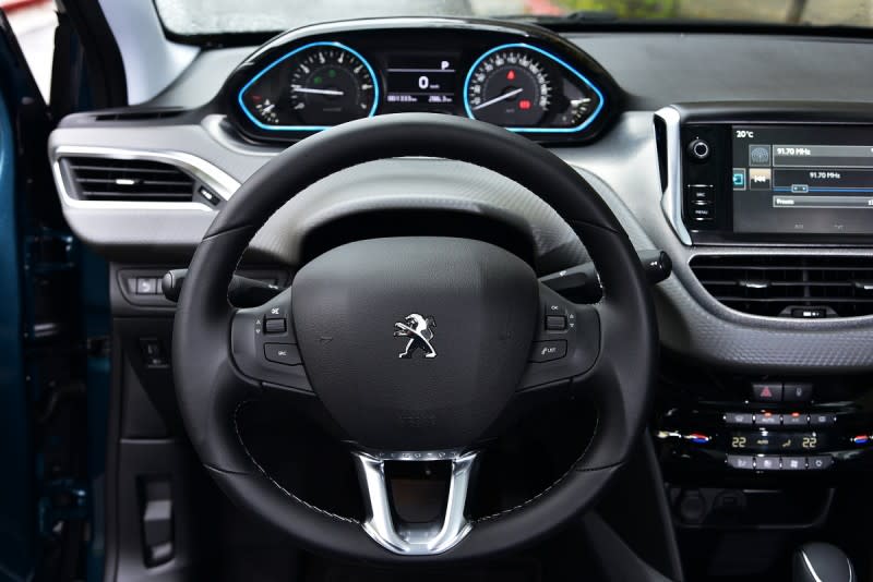 i-Cockpit直覺駕駛界面以抬頭顯示儀表搭配小盤徑方向盤操作，很快就能適應上手