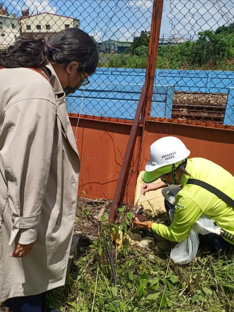 高雄市本土登革熱新增七例，累計破百，防疫團隊查獲工地垃圾桶、紐澤西護欄陽點已舉發。　（記者王正平翻攝）