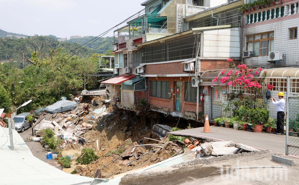 0403花蓮大地震，新北市新店區安泰路60巷90弄28號至40號，現場地基掏空7間房屋下陷，房前的馬路陷下去約有兩層樓深。記者鄭超文／攝影