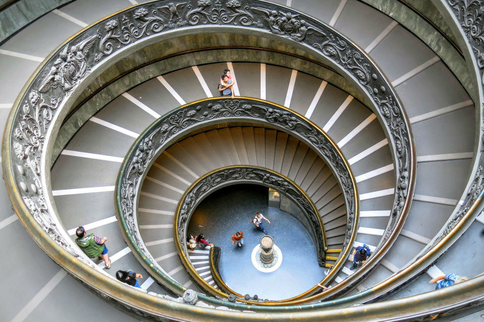 <p>La icónica escalera helicoidal de los Museos Vaticanos es una de las más fotografiadas del mundo. Fue diseñada por Giuseppe Momo en 1932. (Foto: <a rel="nofollow noopener" href="https://pixabay.com/" target="_blank" data-ylk="slk:Pixabay;elm:context_link;itc:0;sec:content-canvas" class="link ">Pixabay</a>). </p>