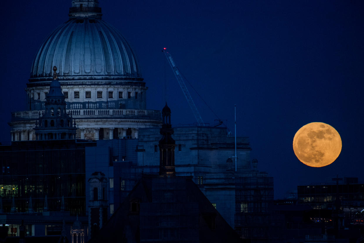 LONDON, UNITED KINGDOM - JANUARY 31:  A supermoon rises behind St. Paul's Cathedral on January 31, 2018 in London, United Kingdom. The super blue blood moon is a rare combination of a supermoon, a blood moon and a blue moon all simultaneously occuring.  (Photo by Chris J Ratcliffe/Getty Images)