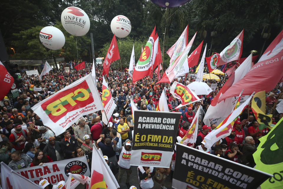 ARCHIVO - En esta foto de archivo del 22 de marzo de 2019, se ve a gente reunida durante una protesta contra las reformas al sistema de pensiones propuestas por el gobierno brasileño en Sao Paulo, Brasil. Preso de las contradicciones ideológicas y los conflictos políticos en el Congreso, el gobierno del presidente brasileño Jair Bolsonaro se ha visto obligado a postergar la implementación de una agenda económica liberal y demora la aprobación de reformas prometidas durante la campaña electoral. (AP Foto/Andre Penner, Archivo)