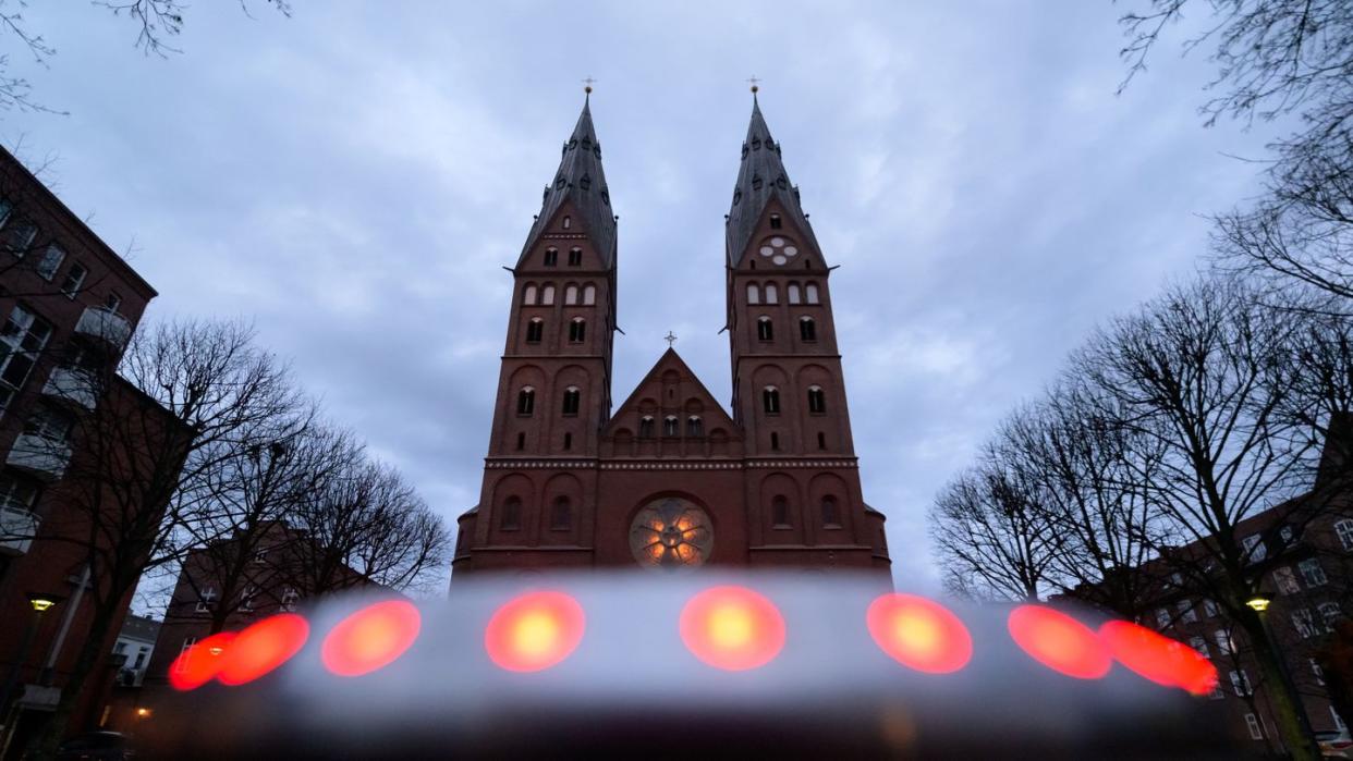 Graue Wolken ziehen über den St.-Marien-Dom auf dem Gelände des römisch-katholischen Erzbistums Hamburg. Erzbischof Heße hat dem Papst wegen Pflichtverletzungen bei der Aufarbeitung von Missbrauchsvorwürfen seinen Amtsverzicht angeboten.