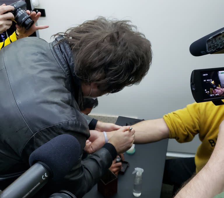 Javier Milei le firmó el brazo a un joven que después se tatuó el autógrafo