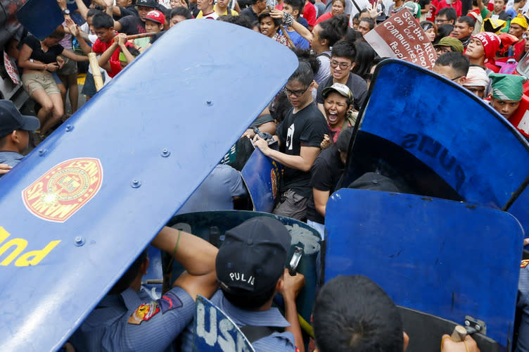 Demonstranten liefern sich in Manila, der Hauptstadt der Philippinen, Straßenkämpfe mit der Polizei. Die Anti-USA-Demonstration vor der US-Botschaft war kurz zuvor eskaliert. (Bild: Bullit Marquez/AP)