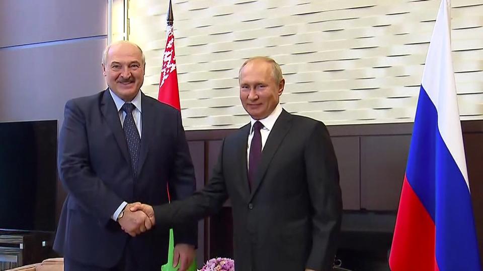 Russlands Präsident Putin hat seinen belarussischen Amtskollegen Lukaschenko (l) in Sotschi empfangen. Das Gespräch dauerte rund vier Stunden und sei «konstruktiv und intensiv» gewesen, hieß es.