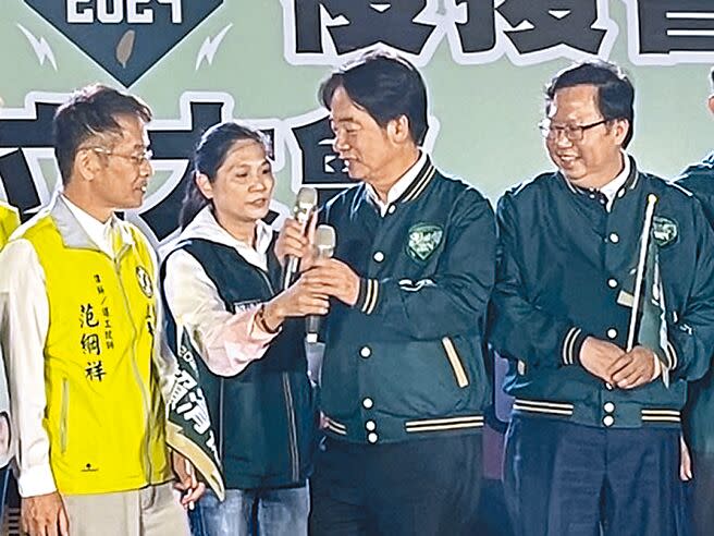 民進黨前桃園市議員郭麗華（左二）涉出資幫鴻海集團創辦人郭台銘連署。圖為郭麗華21日擔任活動主持人，與民進黨總統參選人賴清德（右二）同台。（本報資料照片）