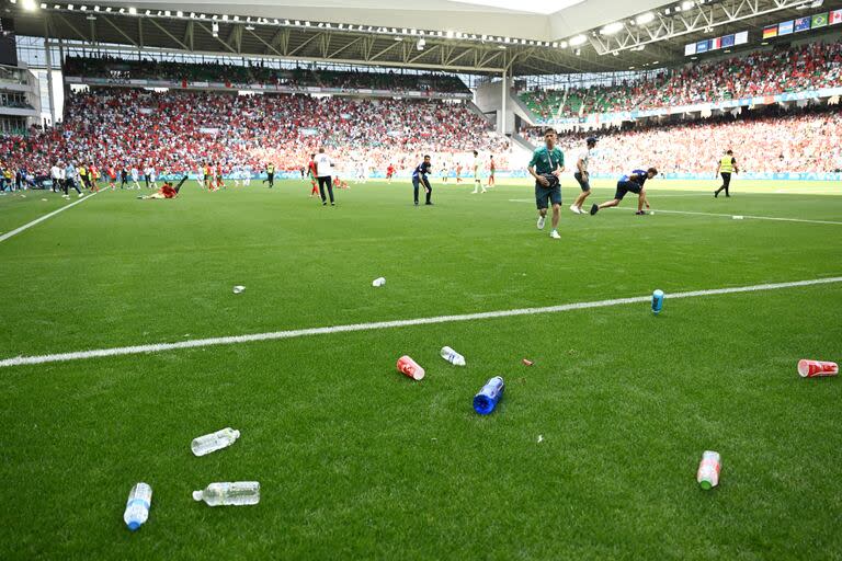 Los hinchas de Marruecos lanzaron botellas de agua y bombas de estruendo