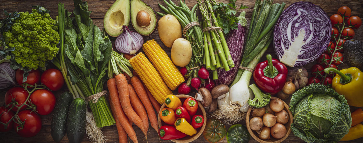 Was für uns Menschen köstlich und gesund aussieht, kann für Hunde schädlich sein: Lebensmittel wie Zwiebeln, Kartoffeln, Avocados, Tomaten oder Pilze sind nicht für die Vierbeiner geeignet, können sie sogar krank machen. (Bild: Getty Images)