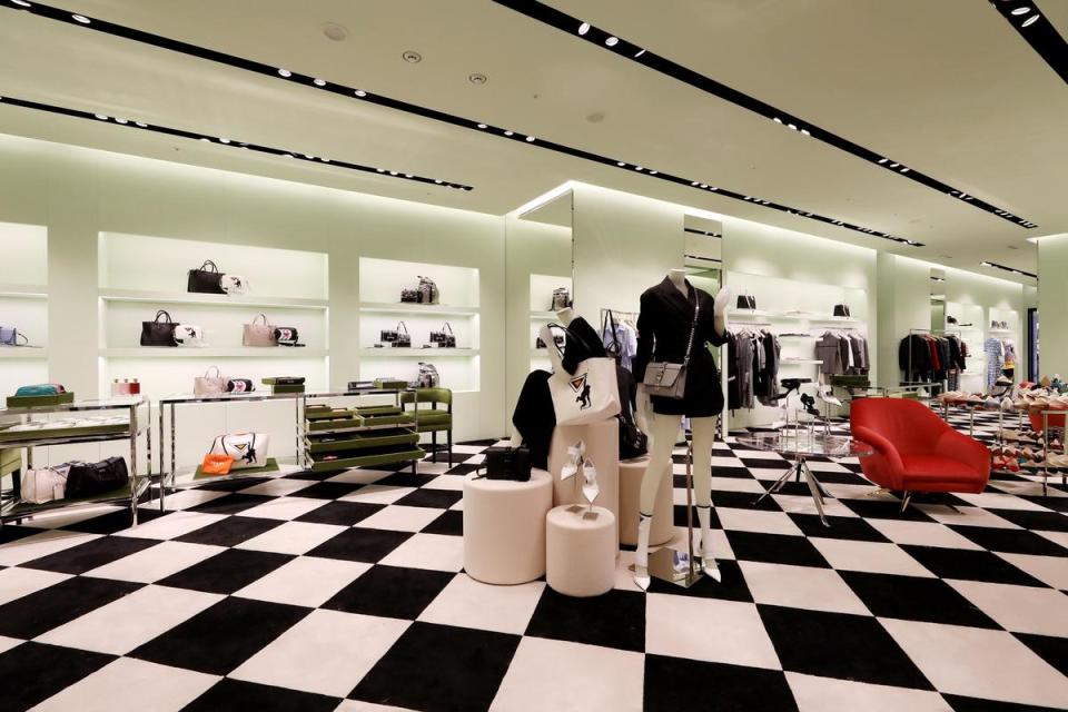 PRADA SOGO敦化館重新開幕，以與米蘭總店相同的概念作設計，以品牌經典形象與美學元素為特色。（品牌提供）