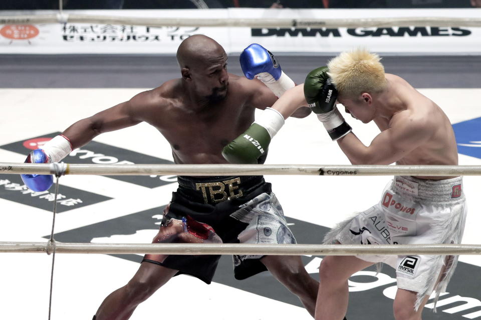 KOT13. Saitama (Japan), 31/12/2018.- US former boxer Floyd Mayweather Jr. (L) in action against Japanese kickboxer Tenshin Nasukawa in an exhibition boxing match during the RIZIN.14 mixed martial arts event at Saitama Super Arena in Saitama, north of Tokyo, Japan, 31 December 2018. (Japón, Tokio) EFE/EPA/KIYOSHI OTA