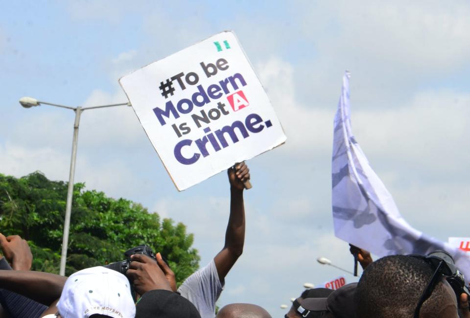 <span class="caption">Los jóvenes nigerianos suelen ser acosados por la policía por estar en posesión de un portátil o un iPhone.</span> <span class="attribution"><span class="source">Photo by Olukayode Jaiyeola / NurPhoto via Getty Images</span></span>