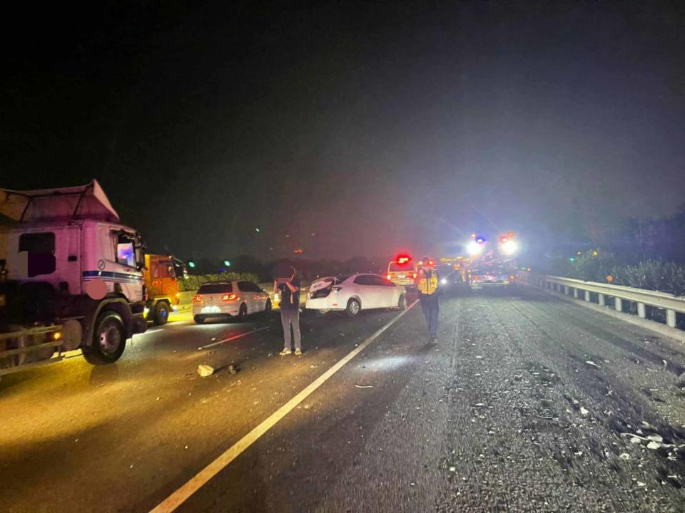 國道中山高北斗路段傳出車禍，陳男駕駛的轎車疑似變換車道時為閃避車輛，失控撞上外側護欄，後座乘客許男被拋出車外摔落國道被後方車輛輾過致死。（翻攝照片）