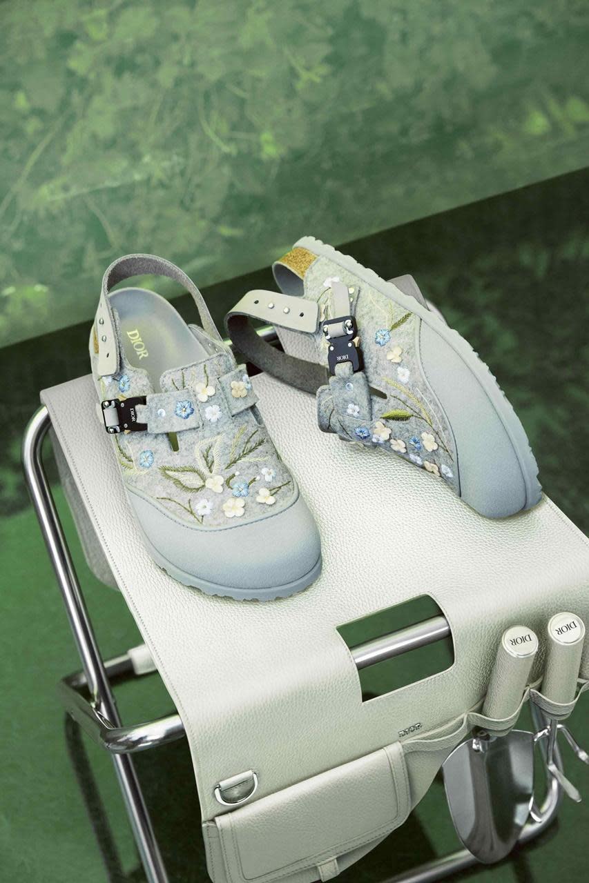 DIOR by Birkenstock Tokio迪奧灰毛氈小牛皮花卉刺繡穆勒鞋。NT$58,000。（迪奧提供）