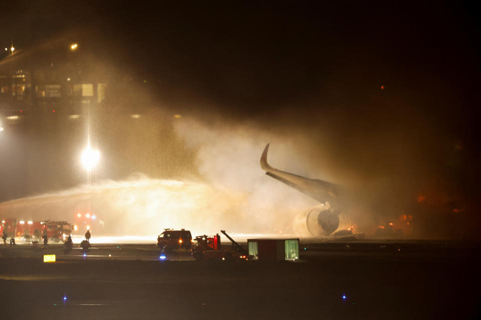 一架日本航空班機2日降落在東京羽田機場時在跑道上起火。截至台灣時間晚間7時左右，羽田機場官網顯示，日本時間今晚6時至8時（台灣時間今晚5時至7時），許多原定從羽田機場出發的國內線班機已取消。（路透社）