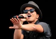 <p>Peter Gene Hernandez wurde als Bruno Mars zum internationalen Chartstürmer. Sein Künstlername entstand nach eigenen Angaben zum Teil aus seinem Spitznamen Bruno - den hatte er einst in Anlehnung an den Wrestler Bruno Sammartino erhalten, weil er als kleines Kind eine kräftige Statur hatte. Und den Mars erklärt er so: Angeblich sagen ihm Frauen oft, er sei nicht von dieser Welt. (Bild: Jim Dyson/Getty Images)</p> 