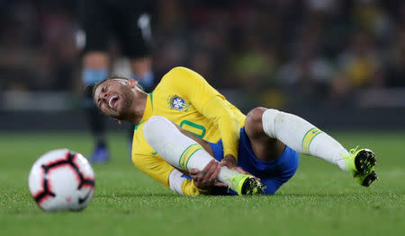 Fútbol - Amistoso Internacional - Brasil vs Uruguay - Estadio Emirates, Londres, Reino Unido - 16 de noviembre, 2018 - Neymar de Brasil en el suelo luego de recibir un golpe. Action Images via Reuters/Peter Cziborra