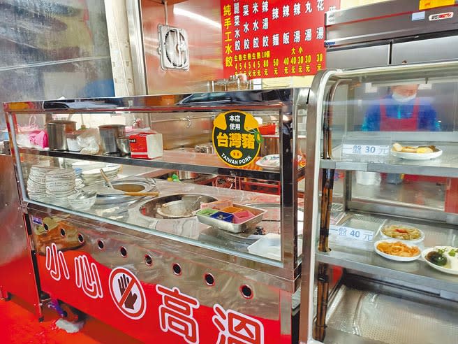 宜蘭市一家水餃店已早早貼上「本店使用台灣豬」的標章。（胡健森攝）