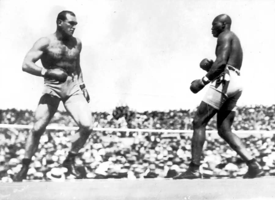 JACK JOHNSON (r.) - In einer Zeit, in der dunkelhäutige Menschen offen und häufig Rassismus ausgesetzt wurden, war Johnson 1908 der erste schwarze Box-Weltmeister im Schwergewicht. Den hielt er bis 1915. Mit seinem dominanten Kampfstil und der extrovertierten Art außerhalb des Rings so etwas wie ein Vorbild für Muhammad Ali