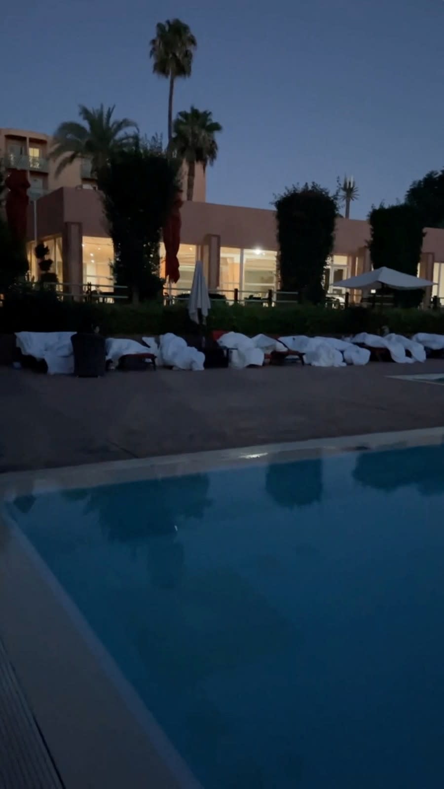 馬拉喀什民眾驚魂未定，9日露宿旅館游泳池旁。路透社