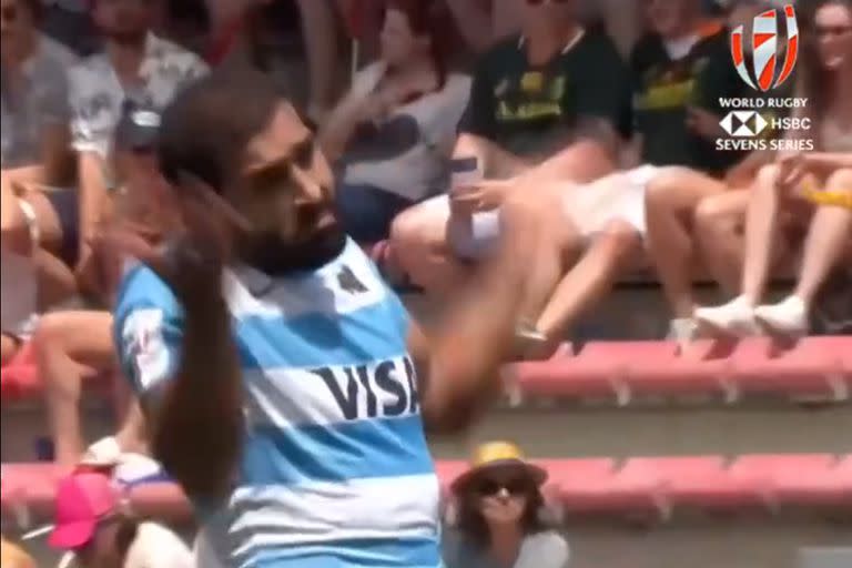 Gastón Revol gesticula en medio de una extraña situación en los Pumas 7s ante Inglaterra