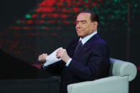 <p>Silvio Berlusconi rilancia con il “reddito di dignità”: chi sta sotto la soglia di povertà assoluta, cioè 4,7 milioni di italiani, riceverà “mille euro al mese, da aumentare per ciascun figlio a carico”. Contrario Salvini. Renzi punta ad aumentare il Rei, il reddito di inclusione. </p>