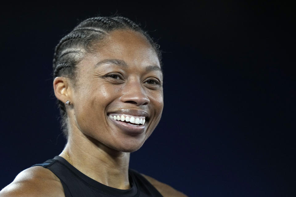 ARCHIVO - La estadounidense Allyson Felix sonríe en la meta de los 200 metros durante la Gala Pietro Menea de la Liga de Diamante en Roma, el jueves 9 de junio de 2022 (AP Foto/Andrew Medichini, archivo)