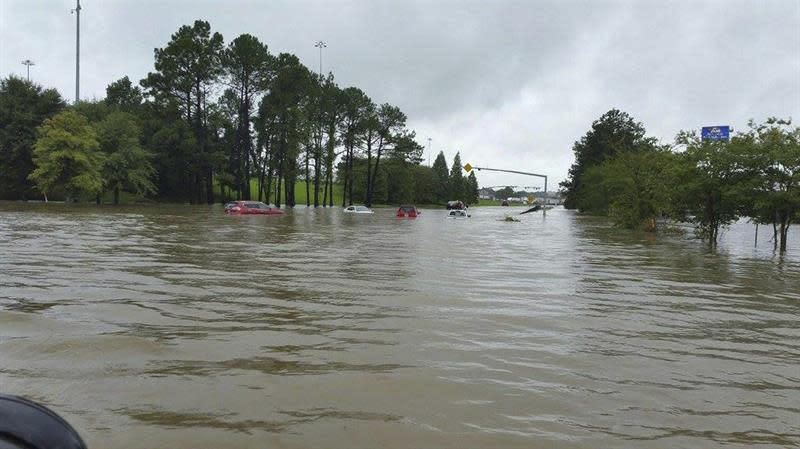 El gobernador de Luisiana, John Bel Edwards, dijo el domingo en conferencia de prensa que más de 20.000 personas han sido rescatadas de viviendas o vehículos por las organizaciones de socorro y los voluntarios desde el comienzo de las inundaciones. Foto y texto: EFE