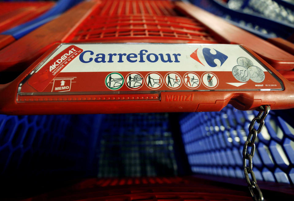 <p>El pequeño declive de los hipermercados ha perjudicado a la marca francesa, pero Carrefour está destinando su estrategia a los comercios de proximidad y cada vez hay más supermercados de la marca fuera de grandes superficies, lo que puede beneficiarle en el 2019.<br>Foto: REUTERS/Regis Duvignau/File Photo </p>