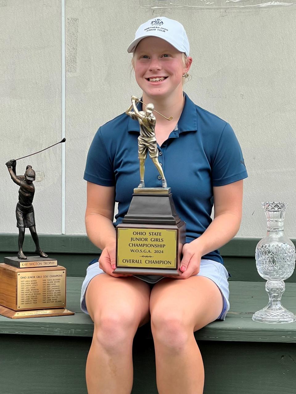 Gracyn Vidovic, de Aurora, posa con los trofeos que ganó al ser campeona del 48º Campeonato Juvenil Femenino de Ohio, celebrado el lunes y martes en el Marion Country Club.