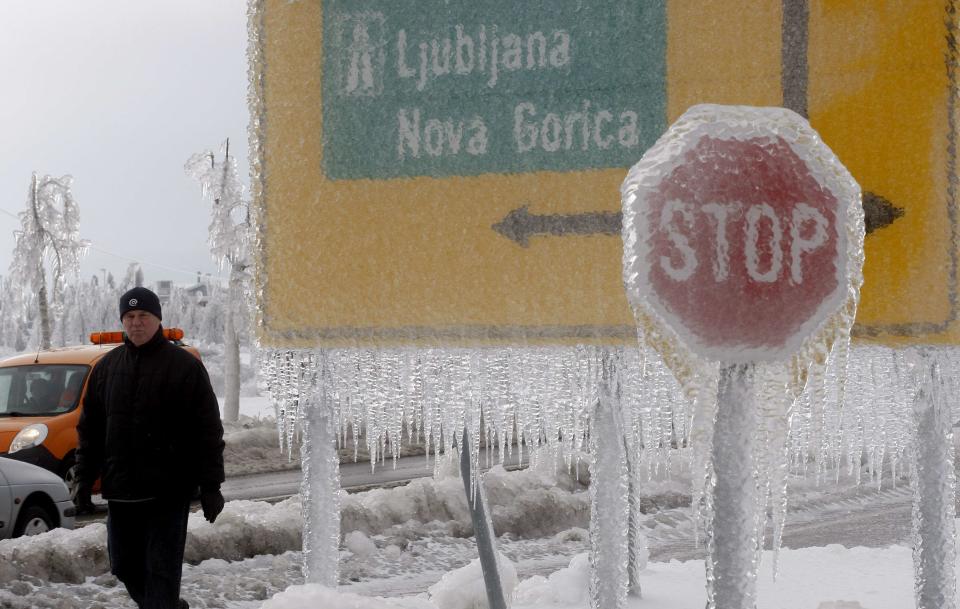Las señales de tránsito también se congelaron. REUTERS/Srdjan Zivulovic